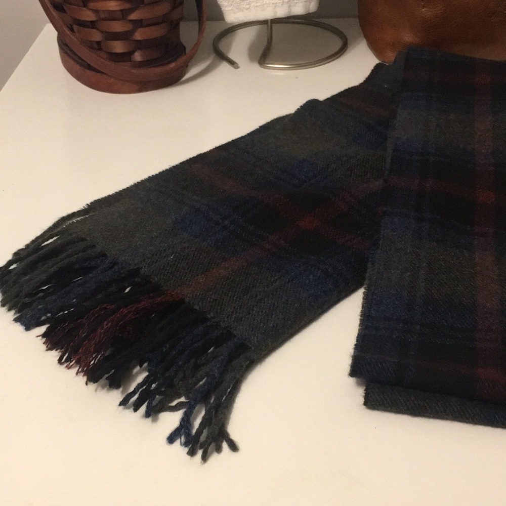 American Eagle Scarf--missing tag